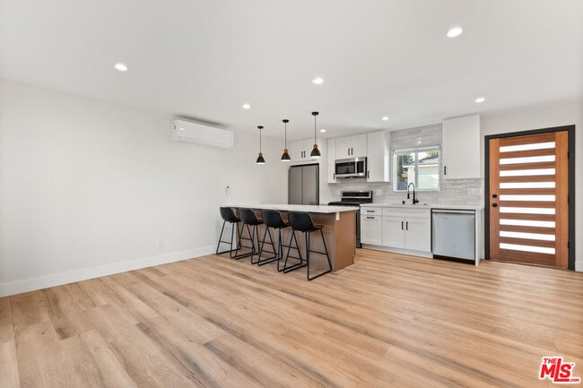 6917 1/2 Hesperia Ave in Los Angeles, CA - Building Photo - Building Photo