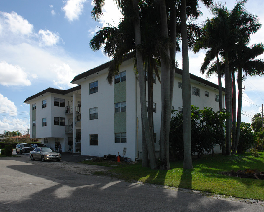 King Arthur Apartments in Hollywood, FL - Building Photo