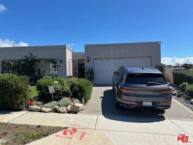 3908 Castlerock Rd in Malibu, CA - Building Photo - Building Photo