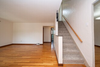 445 Jenne Dr in Pittsburgh, PA - Building Photo - Building Photo