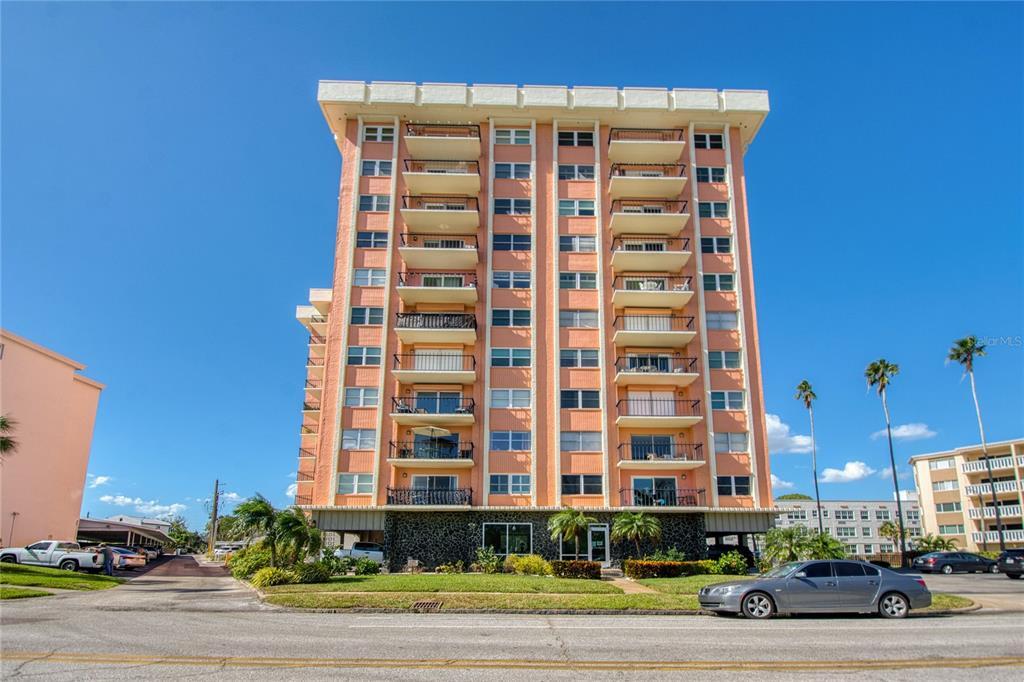 1120 N Shore Dr NE in St. Petersburg, FL - Building Photo