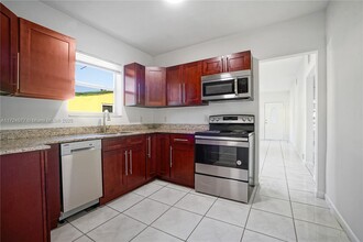 1588 NE 153rd Terrace in North Miami Beach, FL - Building Photo - Building Photo