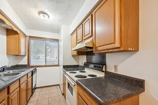 Hiland Flatz in Lansing, MI - Building Photo