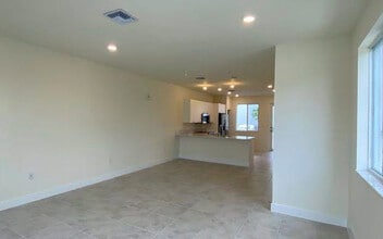 6425 NW 103rd Pl, Unit 110 in Doral, FL - Building Photo - Building Photo