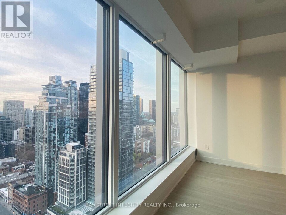 8-3708 Wellesley St W in Toronto, ON - Building Photo