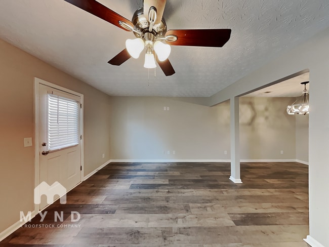 5618 Union Pointe Dr in Union City, GA - Foto de edificio - Building Photo
