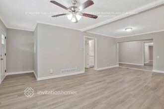 692 Barnes Dr in Mableton, GA - Foto de edificio - Building Photo