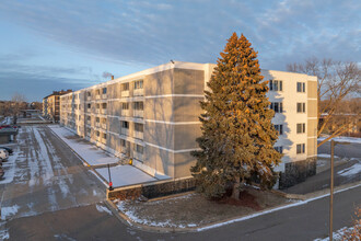 York of Edina Condominium in Edina, MN - Building Photo - Building Photo