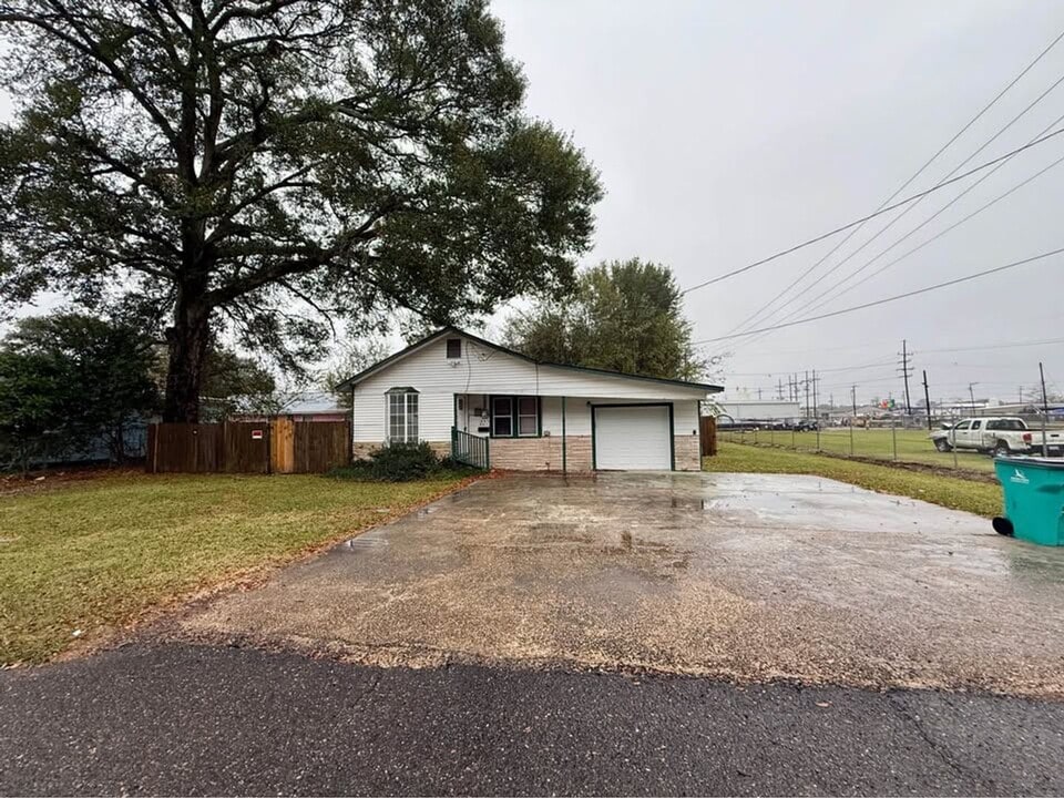 227 E Peach St in Eunice, LA - Building Photo
