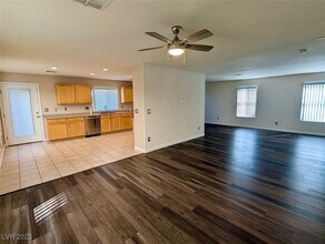 1232 Swanbrooke Dr in Las Vegas, NV - Foto de edificio - Building Photo