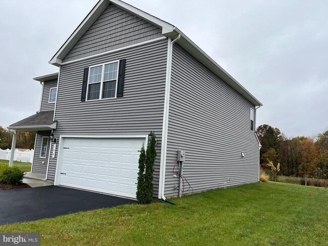 104 Rappahannock Run in Falling Waters, WV - Building Photo - Building Photo