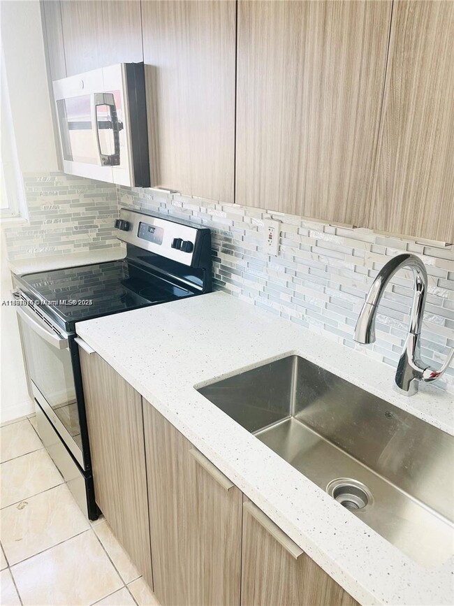605 W 68th St in Hialeah, FL - Building Photo - Building Photo