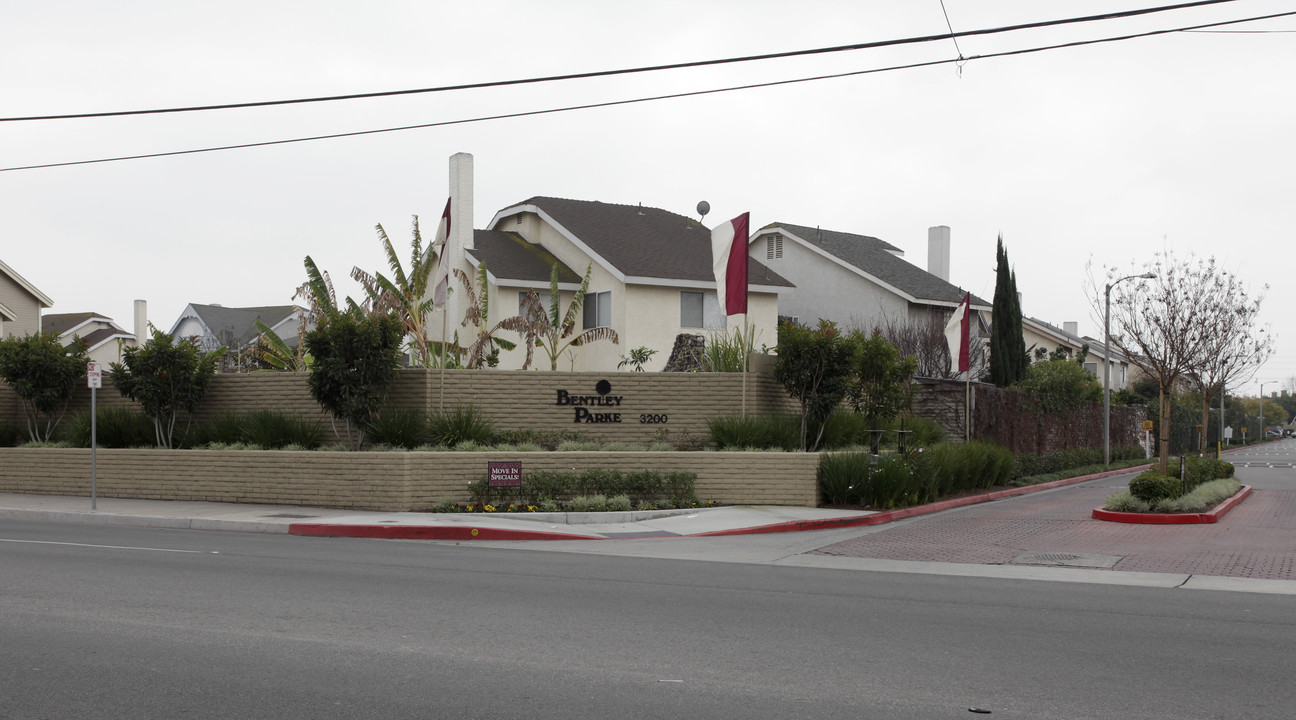 Bentley Parke Apartments in Santa Ana, CA - Foto de edificio