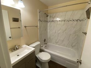 200 SW Florence Ave, Unit F1 in Gresham, OR - Foto de edificio - Building Photo