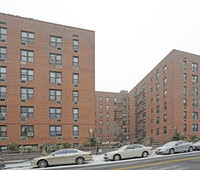 144-25 Roosevelt Ave in Flushing, NY - Foto de edificio - Building Photo