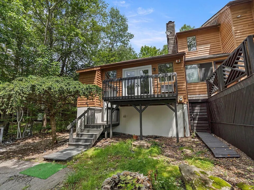 38 Meadowlark Ln in Woodridge, NY - Building Photo