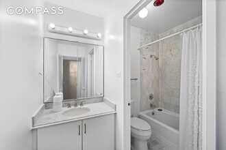 117 W 57th St in Manhattan, NY - Building Photo - Building Photo