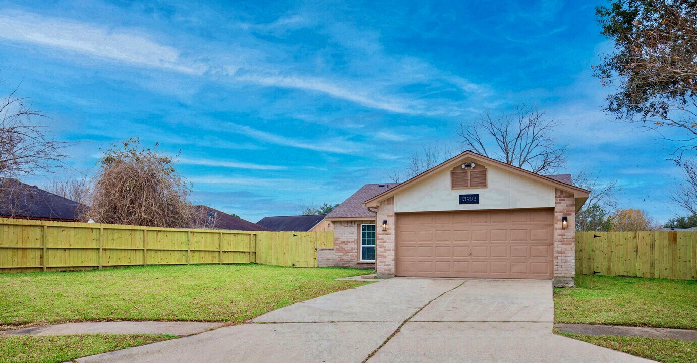 13903 Tower Point Dr in Sugar Land, TX - Building Photo