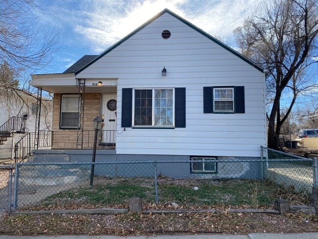 property at 810 W 20th St