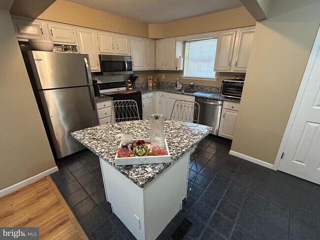 27 Chateau Cir in Chesterbrook, PA - Building Photo - Building Photo