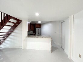 9433 Fontainebleau Blvd in Miami, FL - Building Photo - Building Photo