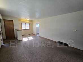 1522 W 4th St in Cedar Falls, IA - Building Photo - Building Photo