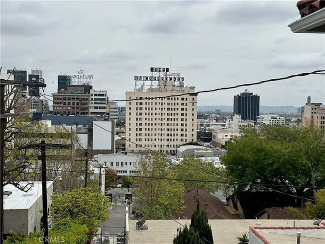 6326 Franklin Ave in Los Angeles, CA - Foto de edificio - Building Photo