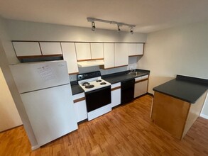 10 Roberts St, Unit 21 in Somerville, MA - Foto de edificio - Building Photo