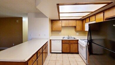 825 Rock Springs Dr in Las Vegas, NV - Building Photo - Building Photo