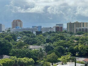 2030 Douglas Rd in Miami, FL - Building Photo - Building Photo