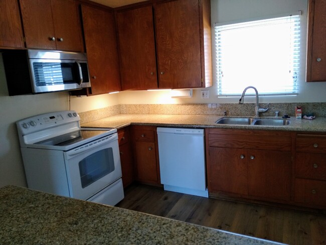 2111 Rindge Ln in Redondo Beach, CA - Foto de edificio - Building Photo