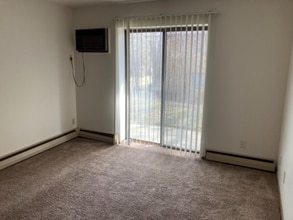 10628 W Bobolink Ave in Milwaukee, WI - Building Photo - Building Photo