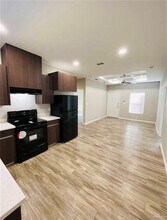 905 W Sunset Valley St, Unit 4 in Alton, TX - Foto de edificio - Building Photo