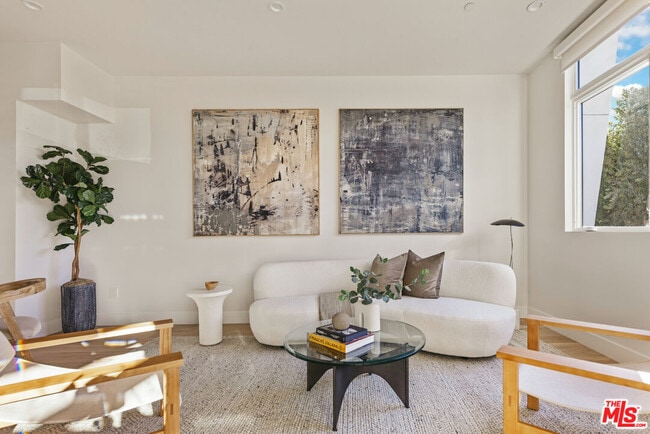 3230 S Barrington Ave in Los Angeles, CA - Building Photo - Building Photo