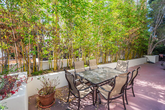 130 N Swall Dr, Unit 102 in Beverly Hills, CA - Building Photo - Building Photo