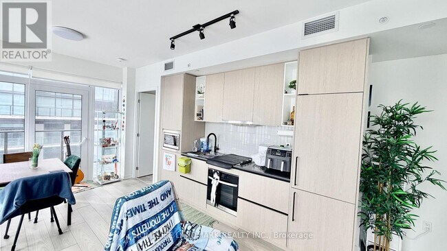 1285 Dupont St in Toronto, ON - Building Photo - Building Photo