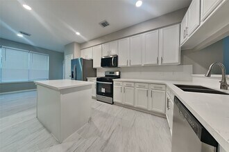 7102 Blanco Pines Dr in Humble, TX - Building Photo - Building Photo