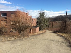 Valley VUE Court Apartments in West Mifflin, PA - Building Photo - Building Photo