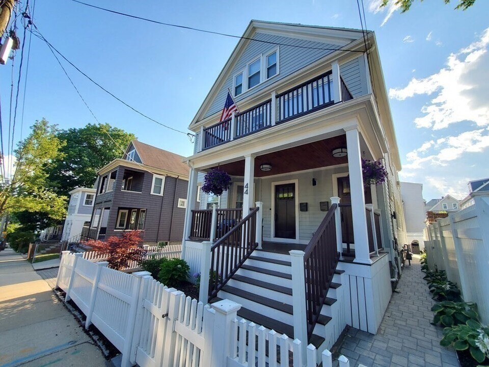 44 Belmont St in Somerville, MA - Building Photo