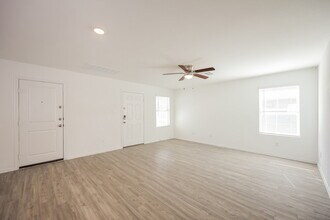 6631 Morgan Cp in San Antonio, TX - Foto de edificio - Building Photo