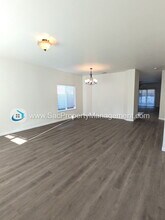290 McDaniel Cir in Sacramento, CA - Building Photo - Building Photo