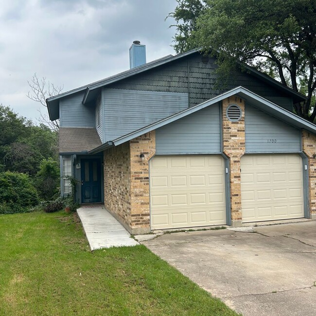 1700 Waterloo Tr in Austin, TX - Foto de edificio - Building Photo