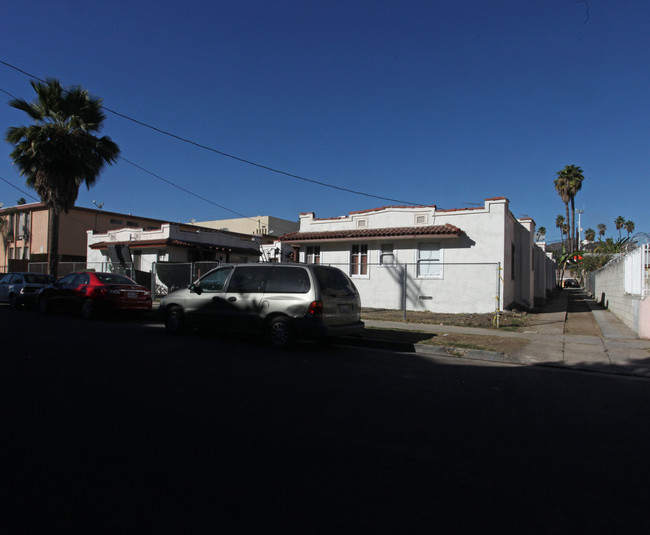 5115 De Longpre Ave in Los Angeles, CA - Foto de edificio - Building Photo