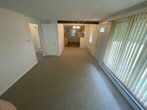 21 Falmouth Dr in Grafton, MA - Foto de edificio - Building Photo