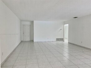 6910 Holly Rd in Miami Lakes, FL - Building Photo - Building Photo
