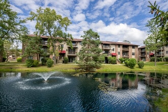 Pebbleshire Apartments in Vernon Hills, IL - Foto de edificio - Building Photo