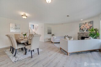 31 Gate House Ln in Edison, NJ - Building Photo - Building Photo