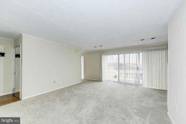 2624 Fort Farnsworth Rd-Unit -212 in Alexandria, VA - Foto de edificio - Building Photo