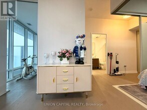 488 University Ave in Toronto, ON - Building Photo - Building Photo