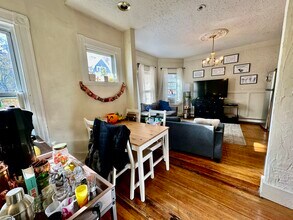 93 Hillside St, Unit 2 in Boston, MA - Foto de edificio - Building Photo